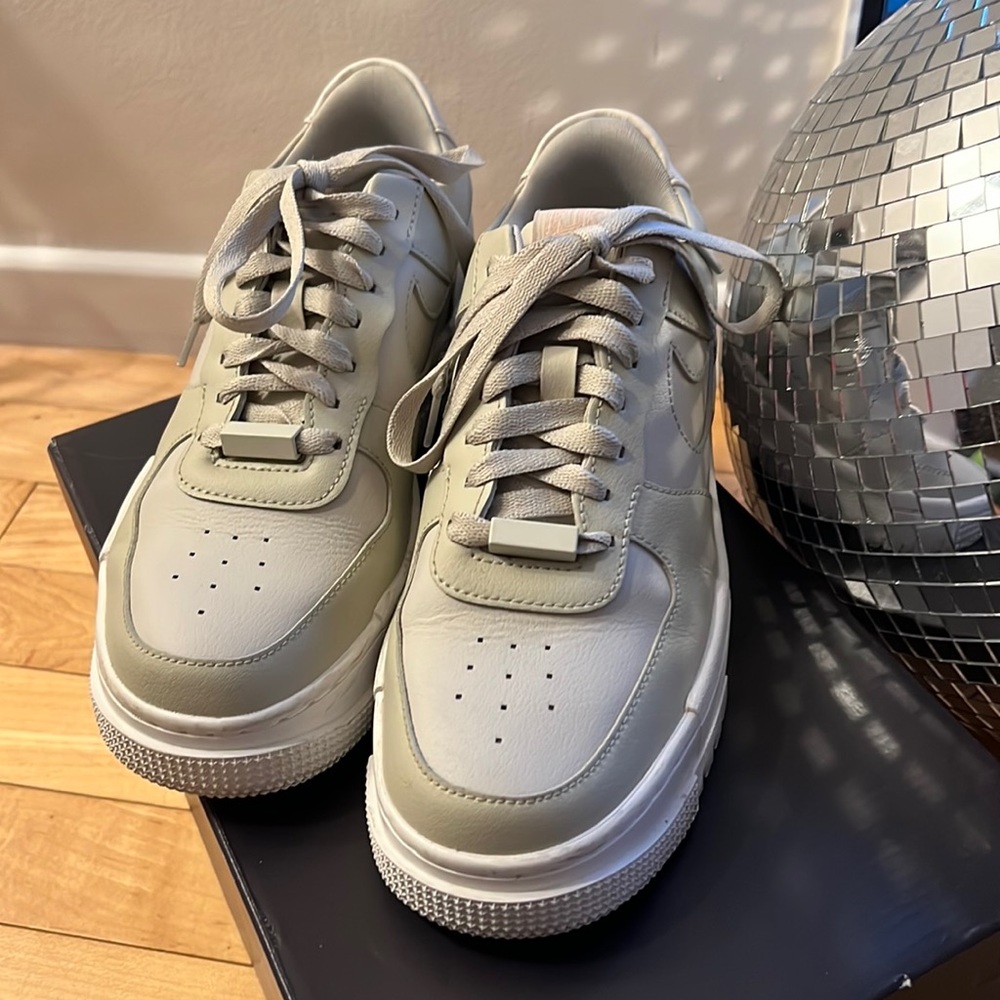 Nike AF1 Pixel in light stone